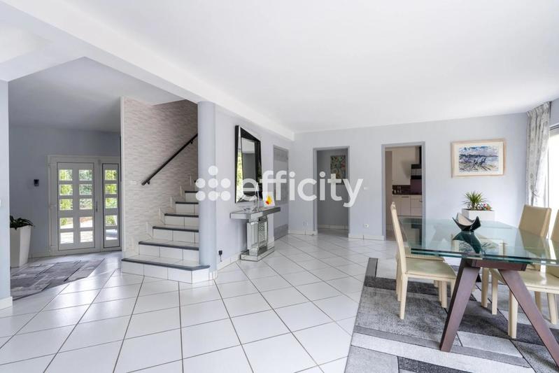 Maison - 205 m² - 7 pièces