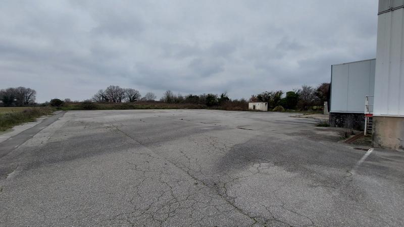 Local commercial - 3 243 m²