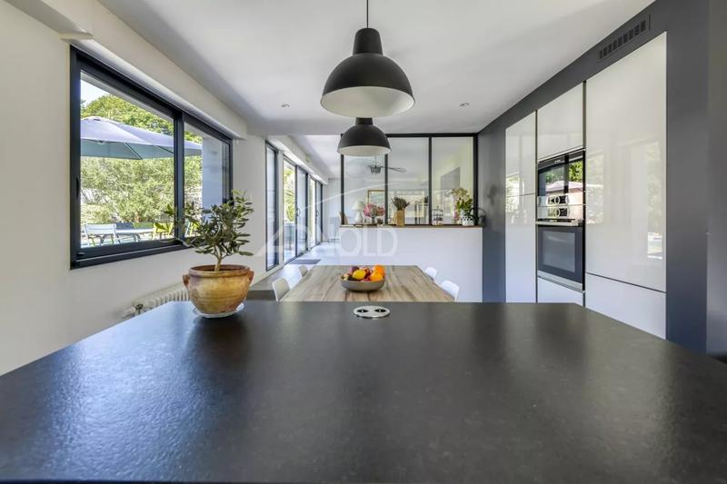 Maison - 267 m² - 9 pièces