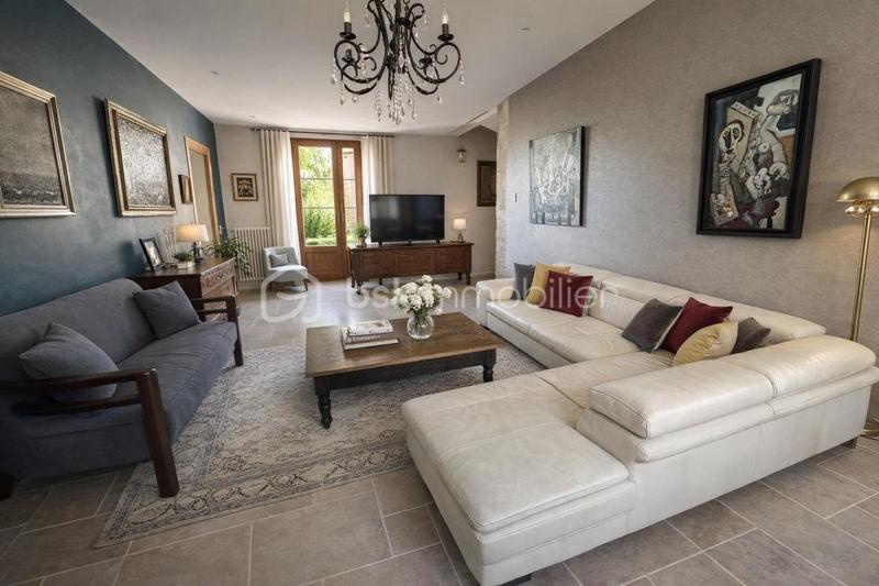 Propriété - 885 m² - 22 pièces