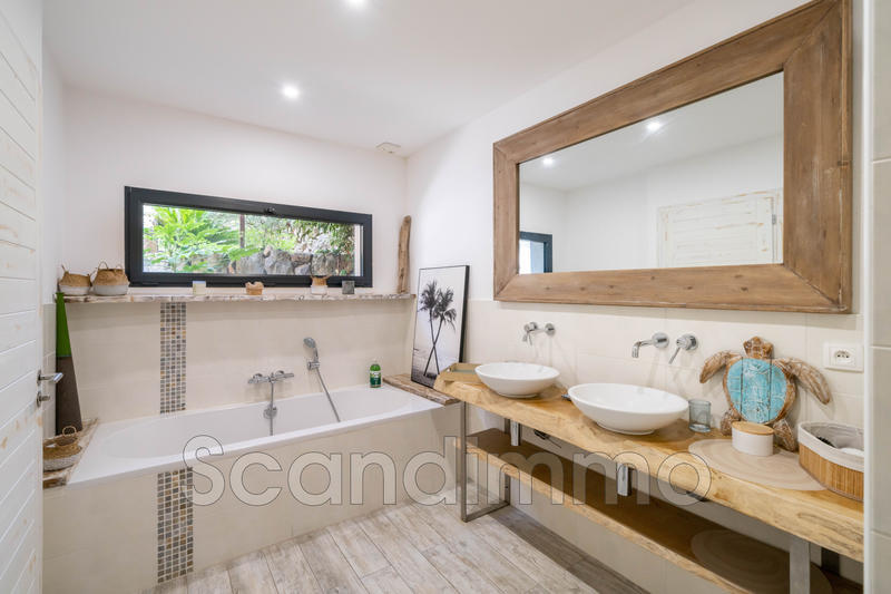 Maison - 220 m² - 5 pièces