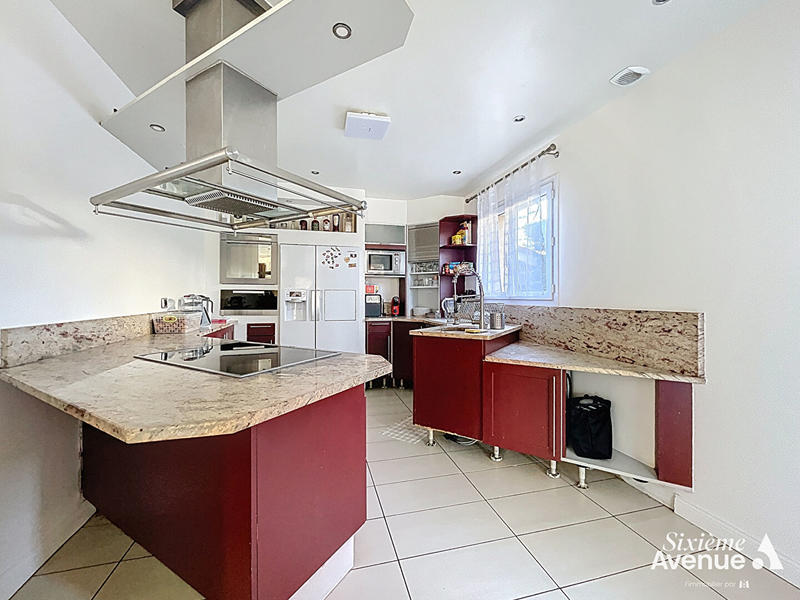 Maison - 181 m² - 8 pièces