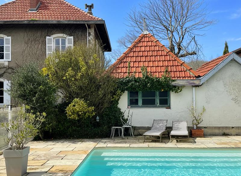 Maison - 270 m² - 9 pièces