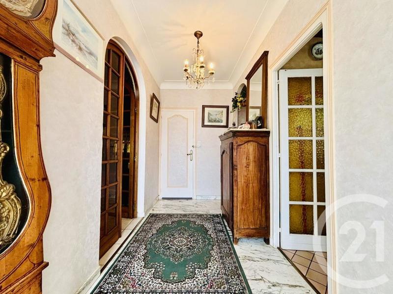 Maison - 196 m² - 9 pièces