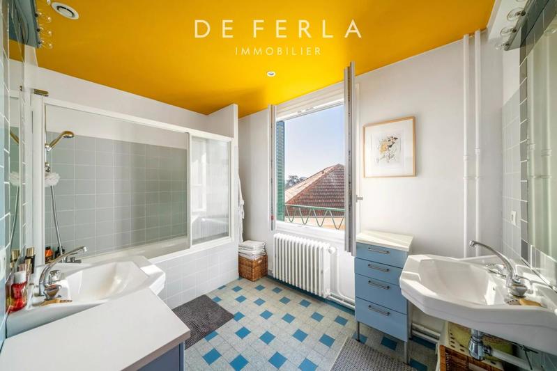 Maison - 201 m² - 10 pièces