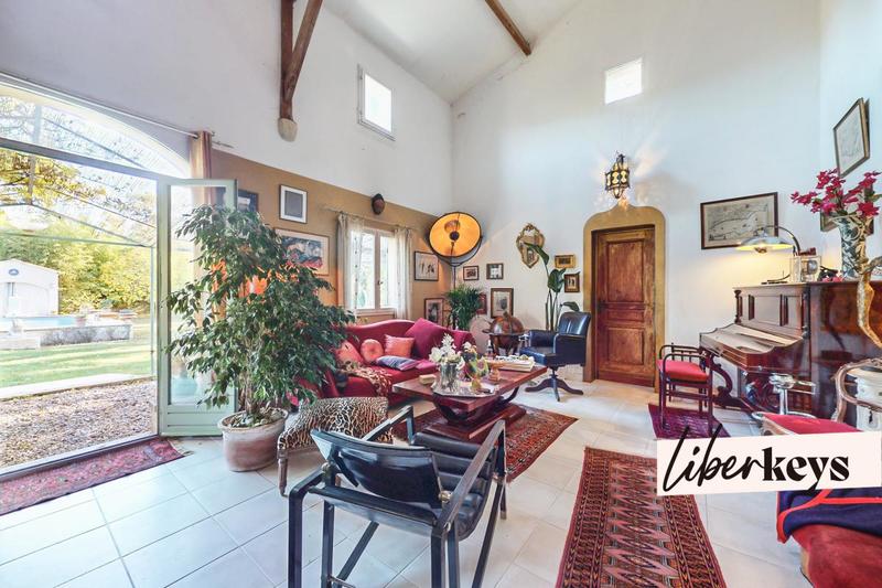 Maison - 330 m² - 6 pièces