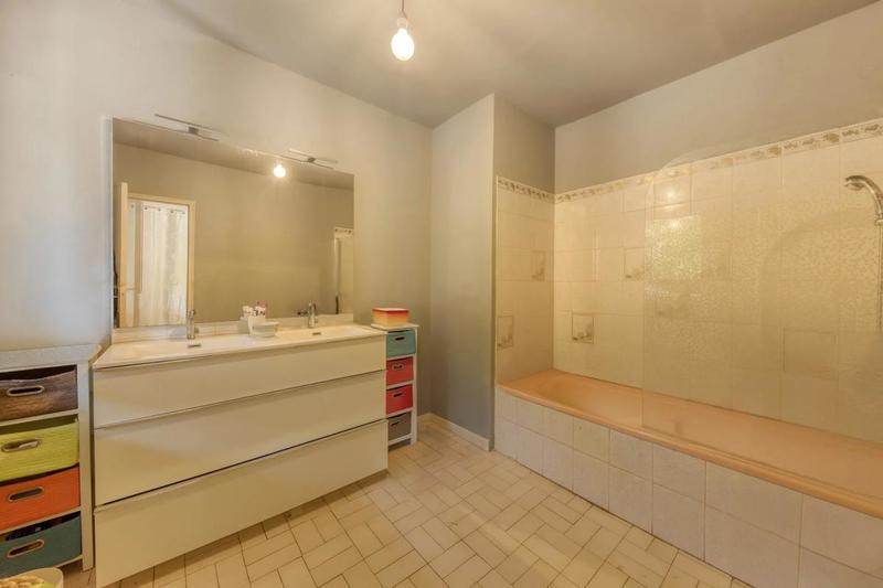 Maison - 260 m² - 6 pièces