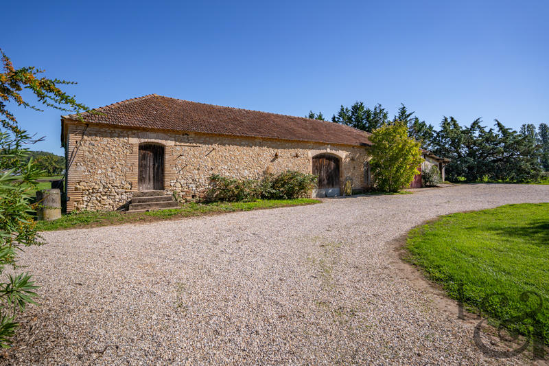 Maison - 250 m² - 13 pièces