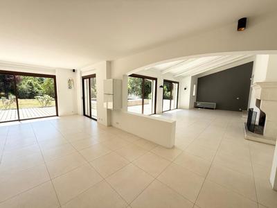 Maison - 242 m² - 9 pièces