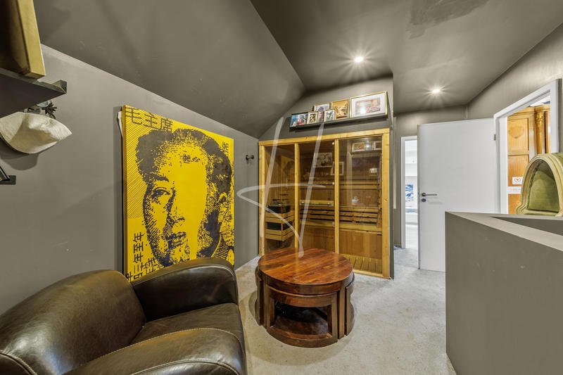 Maison - 277 m² - 9 pièces