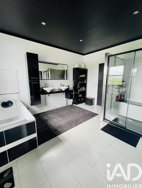 Maison - 285 m² - 9 pièces