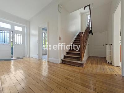 Maison - 248 m² - 9 pièces