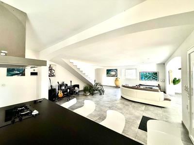 Maison - 207 m² - 5 pièces