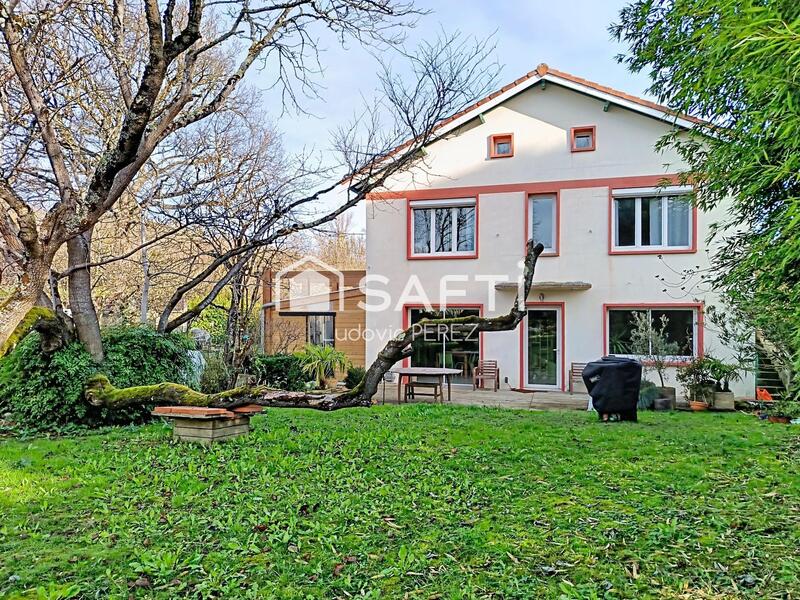 Maison - 219 m² - 8 pièces