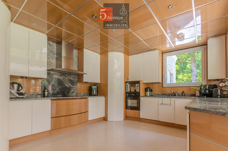 Maison - 400 m² - 12 pièces