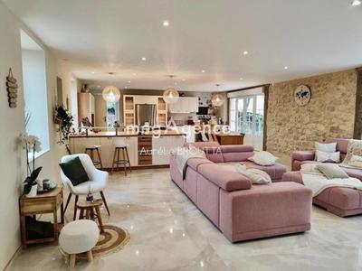 Corps de ferme - 360 m² - 8 pièces