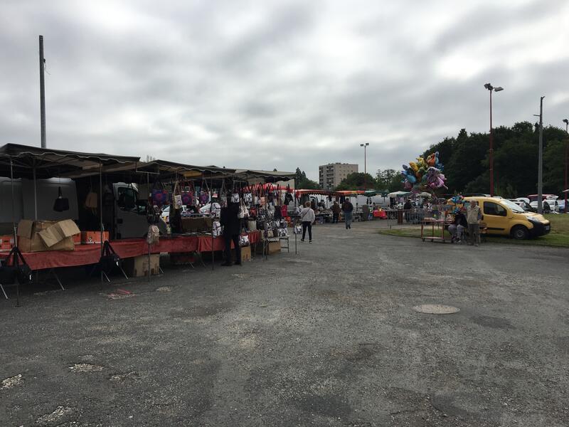 Grand vide grenier organisé par le ping pong club villeneuvois