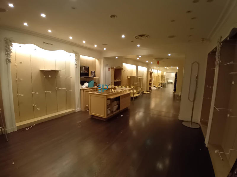 Local commercial - 143 m² - 3 pièces