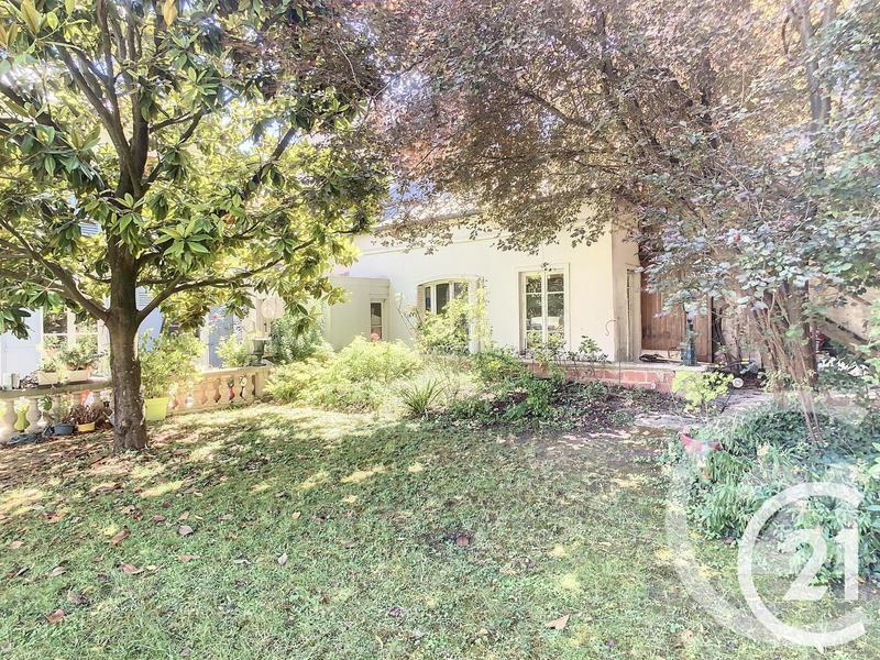 Maison - 235 m² - 10 pièces