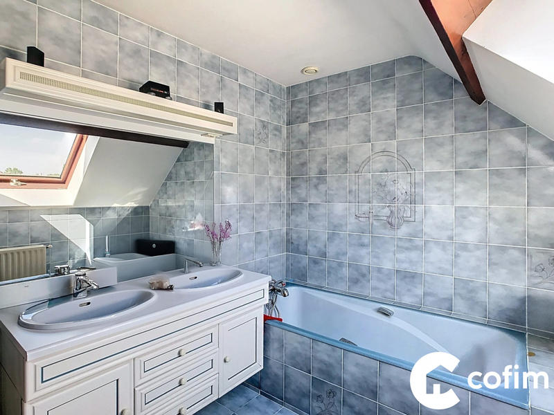 Maison traditionnelle - 151 m² - 6 pièces