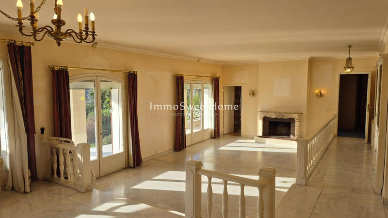 Villa - 242 m² - 9 pièces