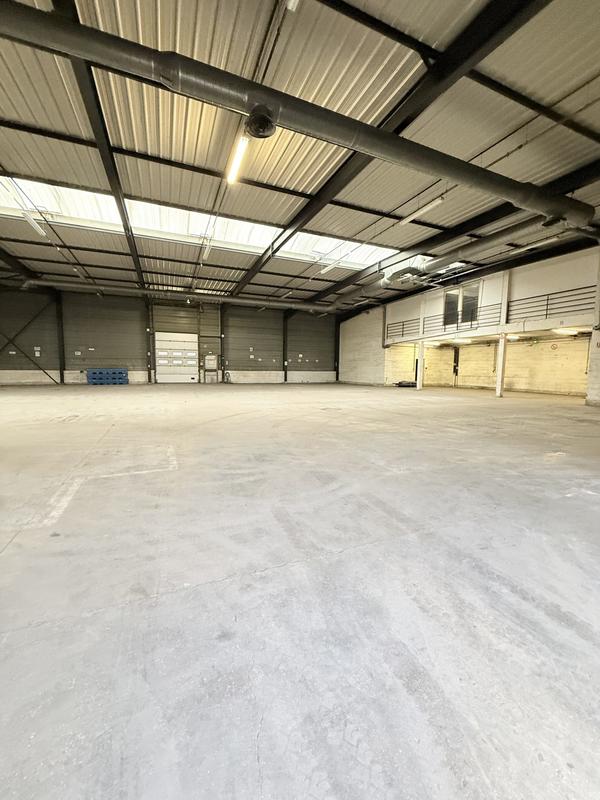 Local d'activités - 1 418 m² - 15 pièces