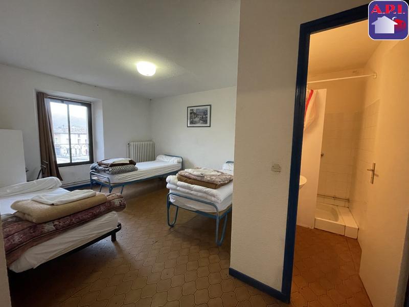 Propriété - 1 252 m² - 38 pièces