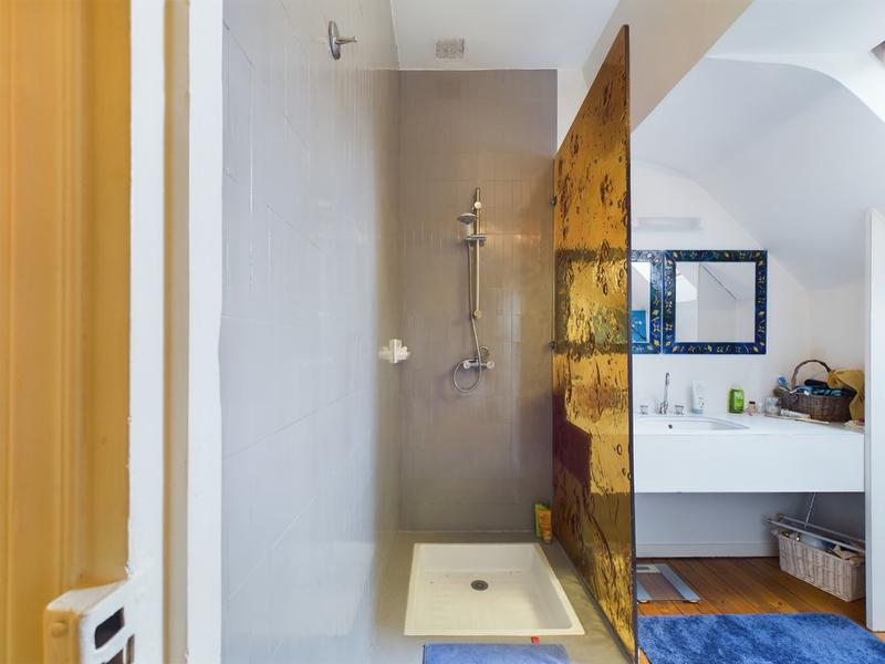 Maison - 280 m² - 9 pièces