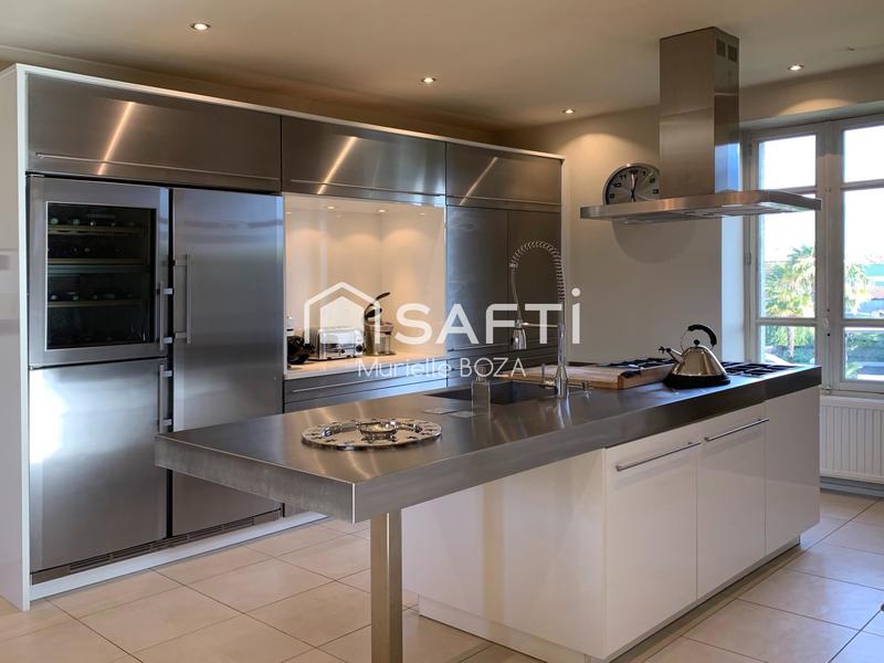 Maison - 748 m² - 11 pièces