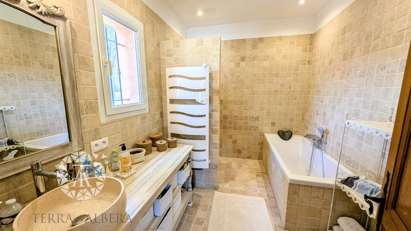 Villa - 254 m² - 8 pièces