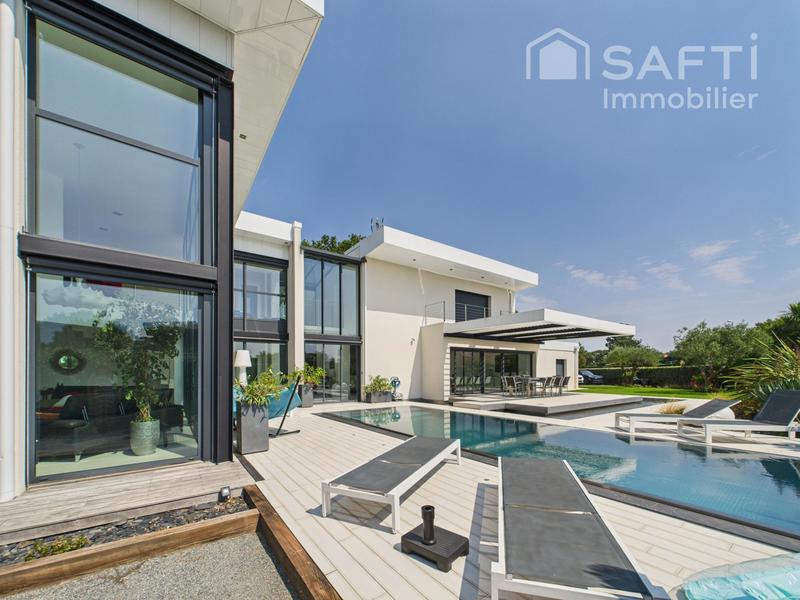 Maison - 390 m² - 9 pièces