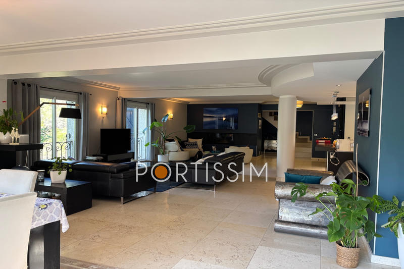 Maison - 275 m² - 8 pièces