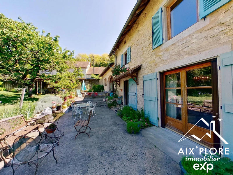 Maison traditionnelle - 248 m² - 7 pièces