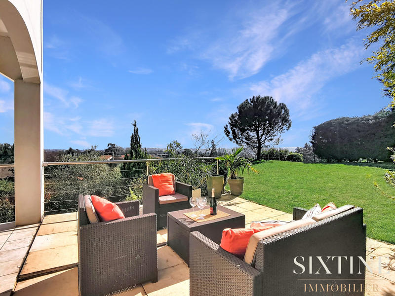 Maison - 235 m² - 8 pièces