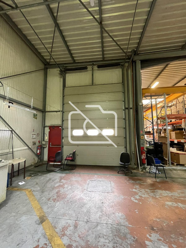 Entrepôt - 1 850 m²