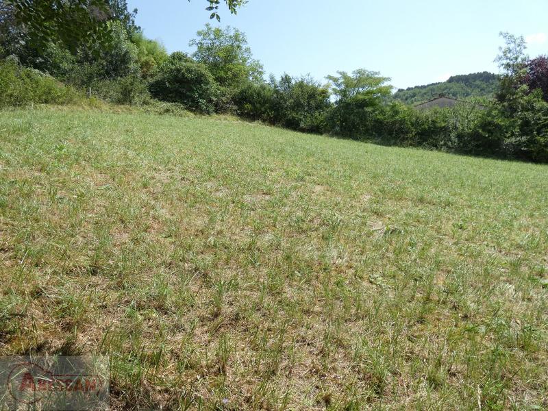 Terrain constructible - 1 080 m²