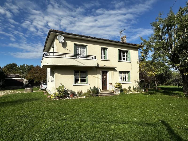 Maison traditionnelle - 302 m² - 7 pièces