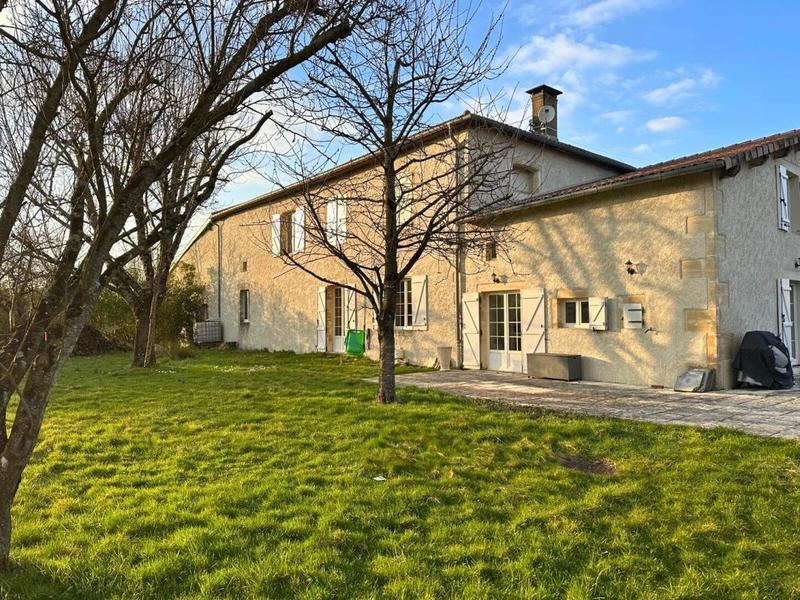 Maison - 284 m² - 8 pièces