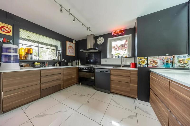 Maison - 250 m² - 8 pièces