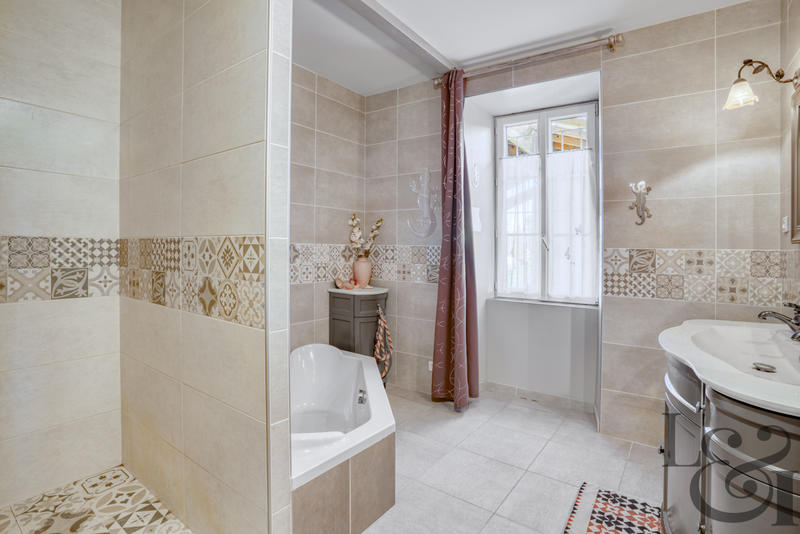 Maison - 334 m² - 10 pièces