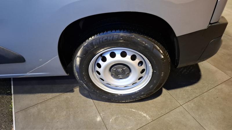 Peugeot Partner III Taille m 800kg Moteur électrique 136 ch