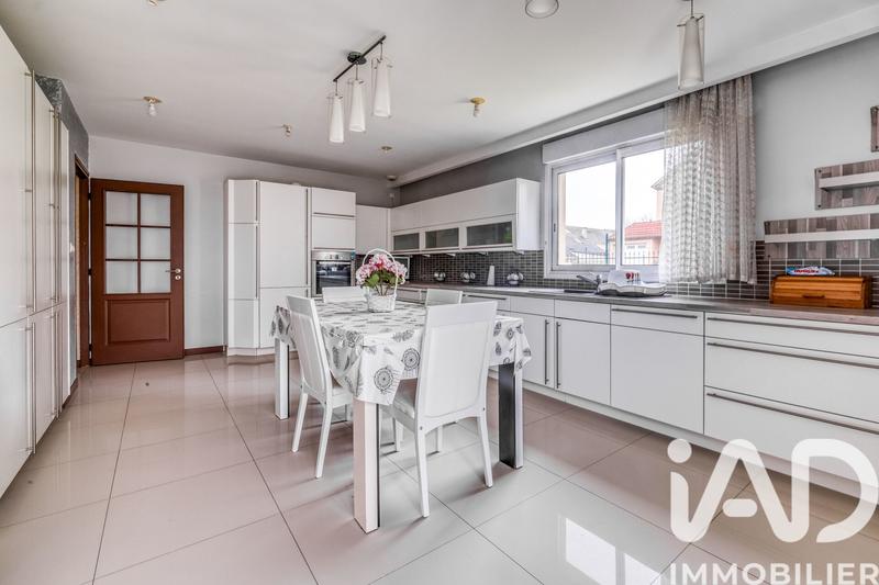 Maison - 220 m² - 6 pièces