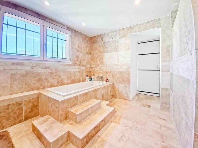 Maison - 220 m² - 7 pièces