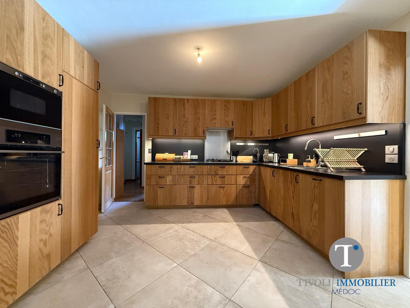 Maison - 237 m² - 8 pièces