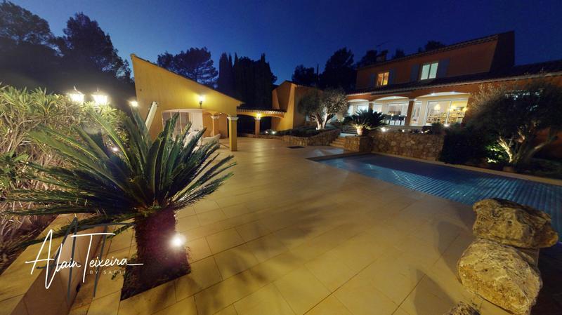 Maison - 308 m² - 8 pièces