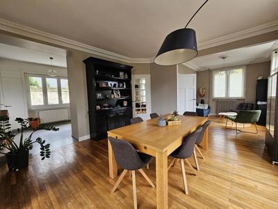 Maison - 251 m² - 10 pièces