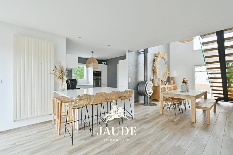 Maison - 236 m² - 9 pièces