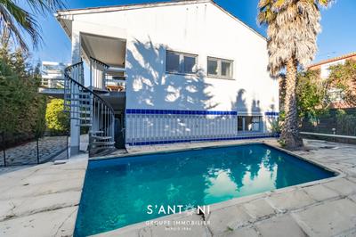 Maison - 210 m² - 8 pièces