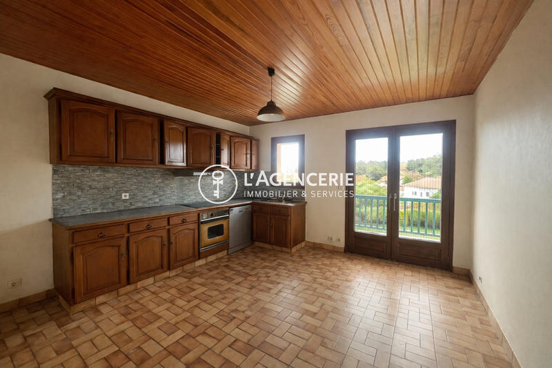 Maison - 242 m² - 9 pièces