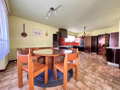 Maison - 250 m² - 6 pièces
